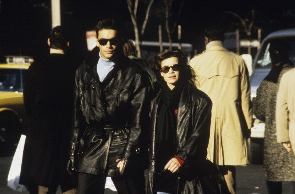 Anthony DELON et sa nouvelle compagne Valérie KAPRISKY, se promènent dans les rues de New York. |Photo : Getty Images