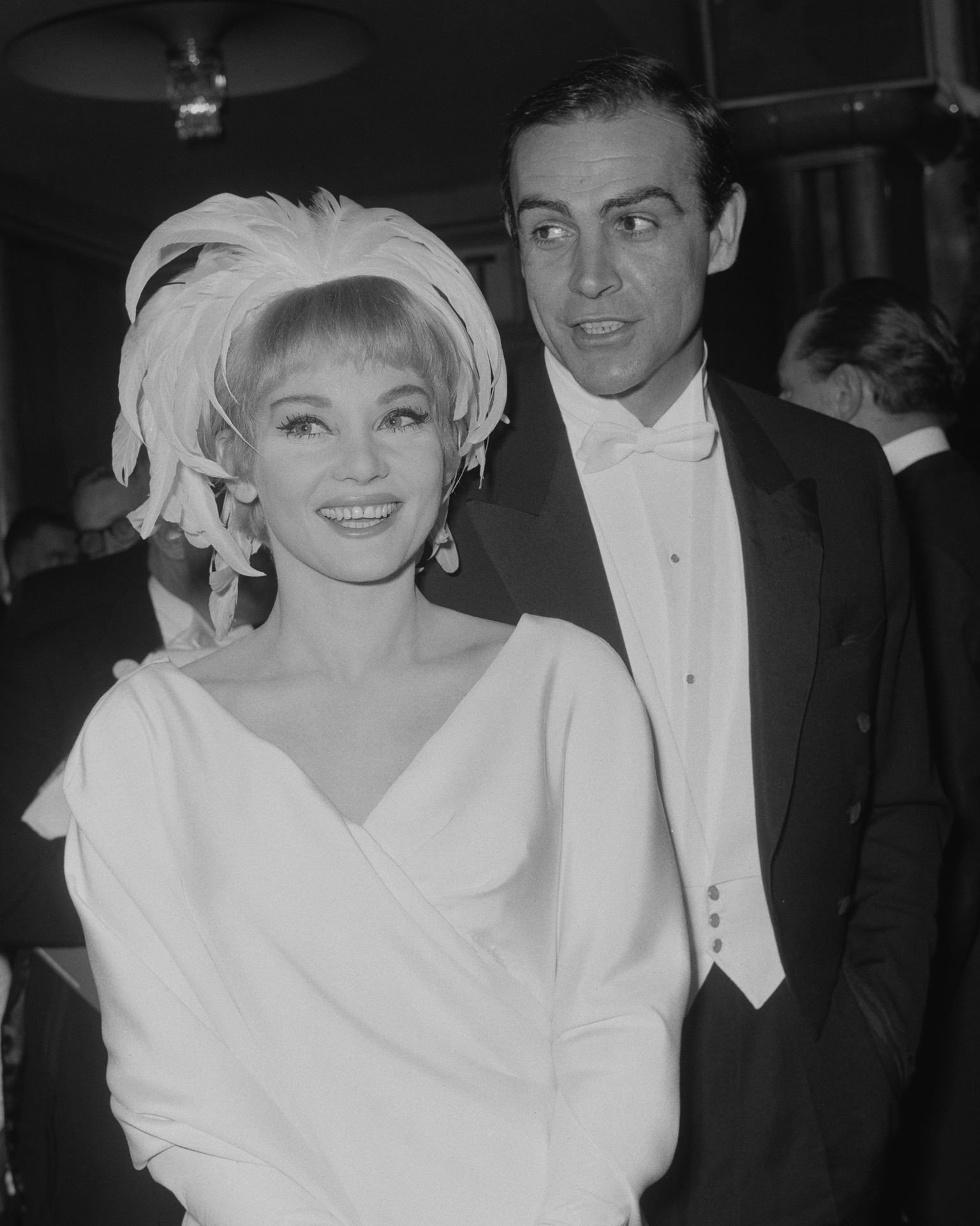 Sean Connery ve eşi aktris Diane Cilento, 15 Şubat 1965'te Londra'daki Odeon Tiyatrosu'ndaki 'Lord Jim'in Kraliyet Film Gösterisine gelirken |  Kaynak: Getty Images 