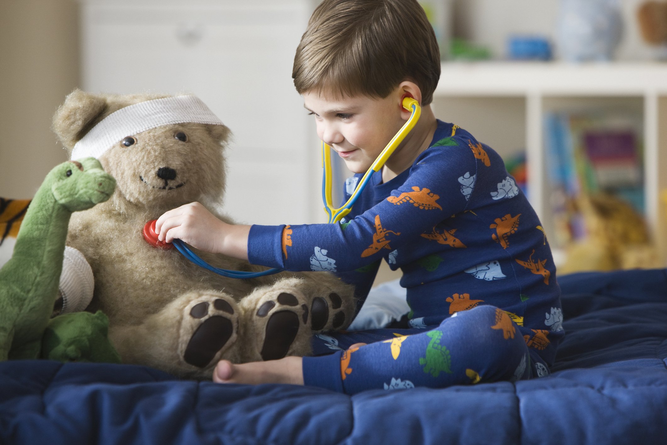 Junge hört Teddybärs Herzschlag mit Stethoskop. I Quelle: Getty Images