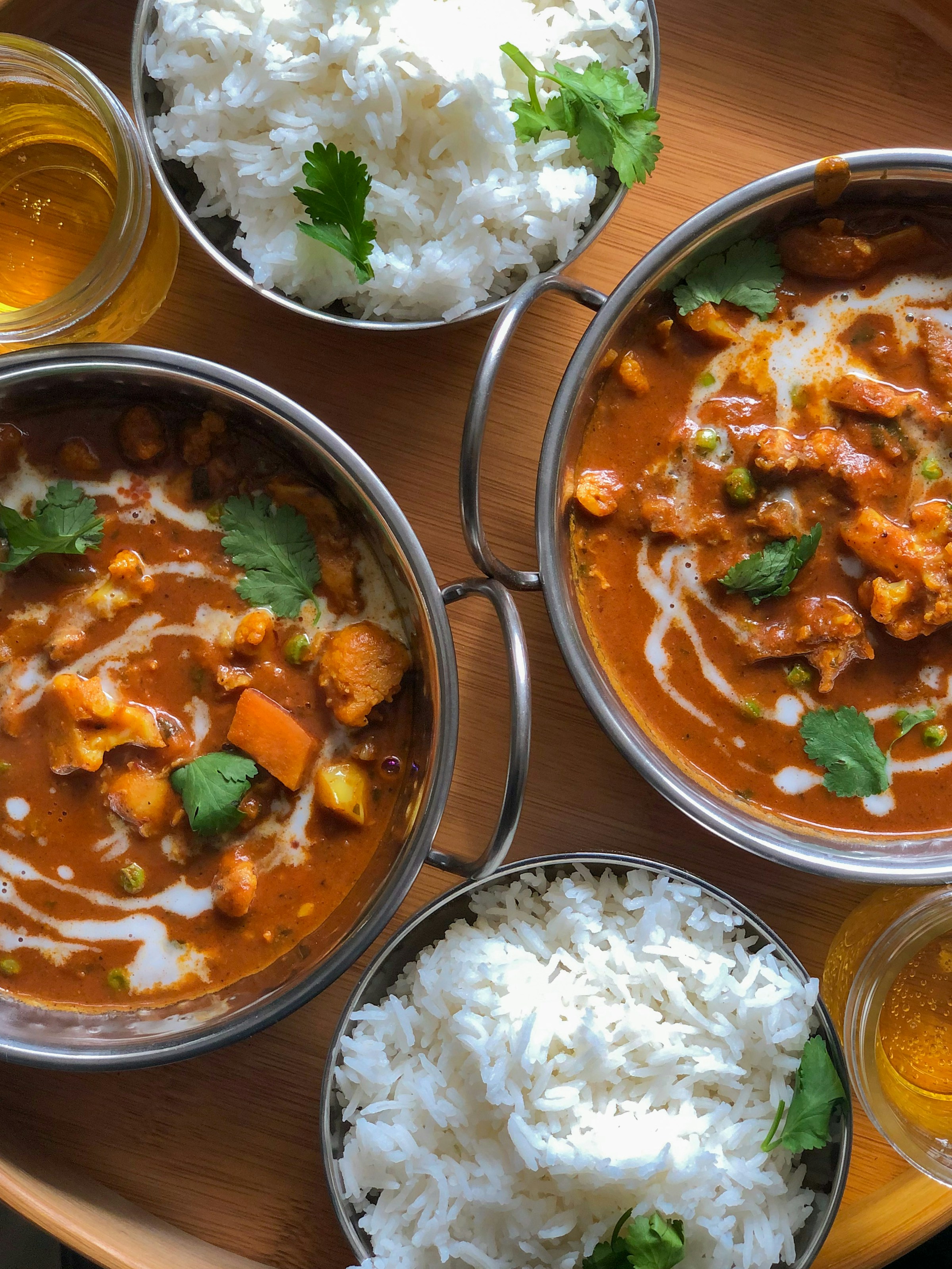 Bowls of curry and rice | Source: Unsplash