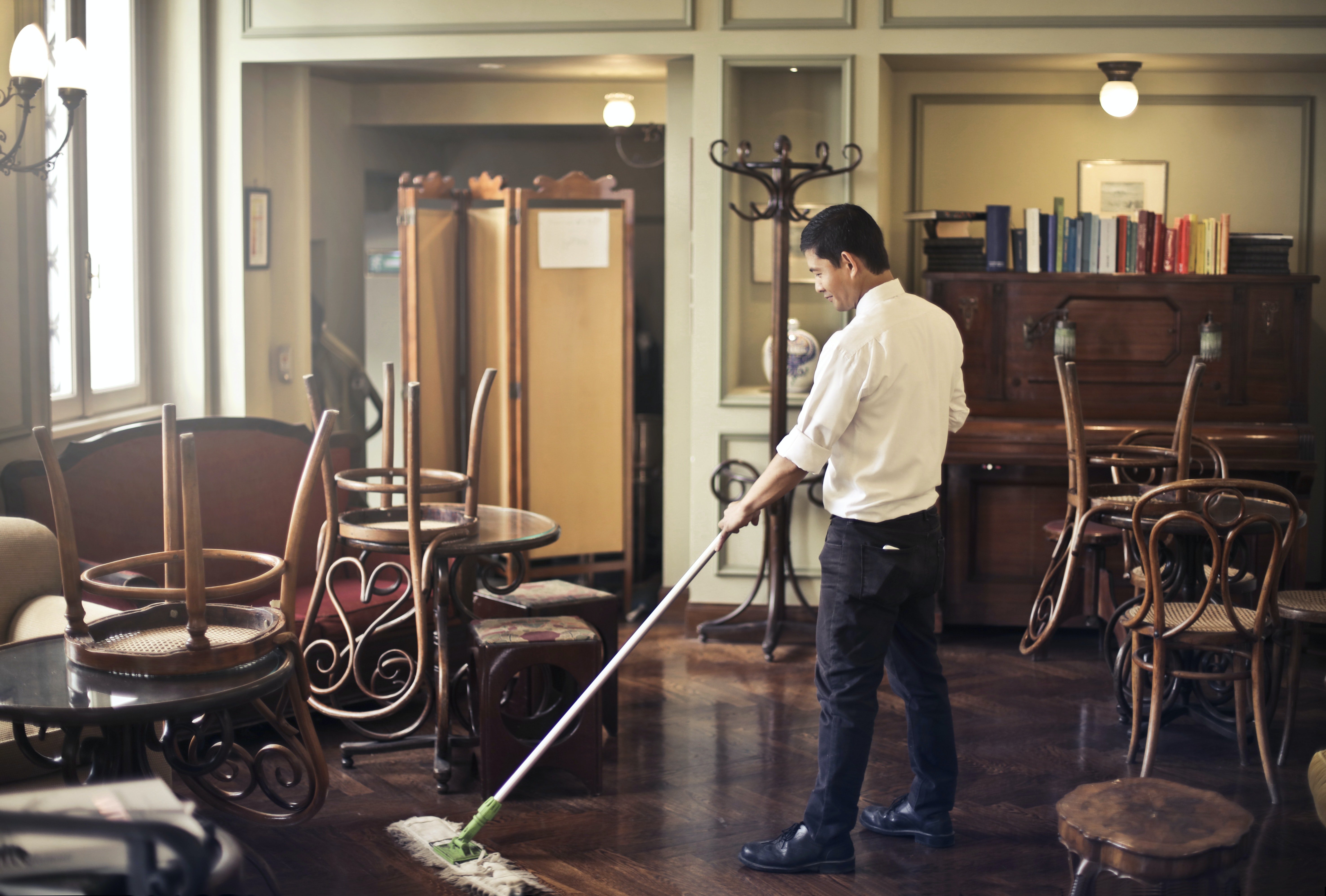 Man mopping the floor | Photo: Pexels