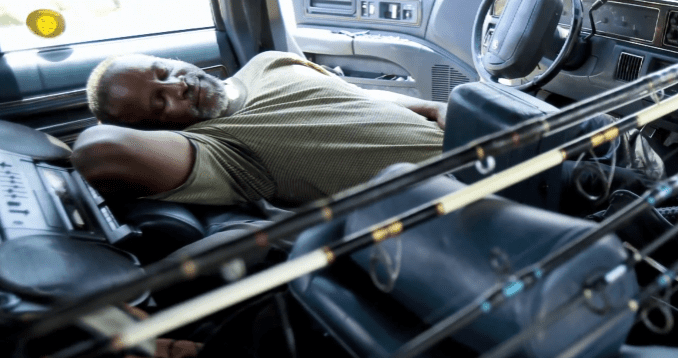 Ray Williams sleeping in his car in Florida | Photo: YouTube/Ray WilliamsFoundation