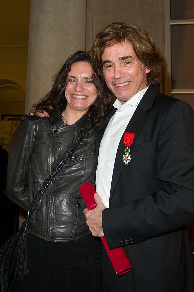 Jean Michel Jarre pose avec sa fille Emilie Jarre après avoir été honoré Officier de la Légion d'Honneur par Nicolas Sarkozy à l'Elysée, à Paris. | Photo : Getty Images