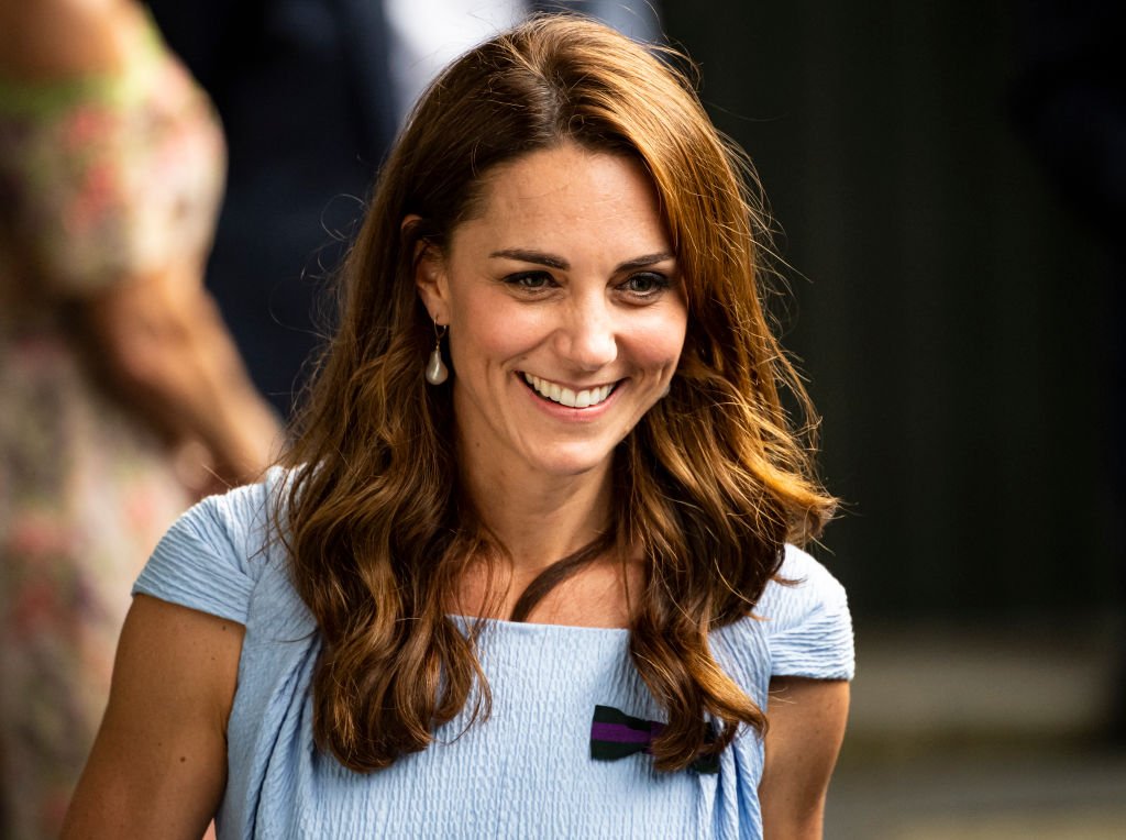 La duchesse de Cambridge quitte Centre Court après la remise du trophée après la victoire de Novak Djokovic sur le Suisse Roger Federer lors de la 13e journée des championnats | Photo: Getty Images La duchesse de Cambridge quitte Centre Court après la remise du trophée après la victoire de Novak Djokovic sur le Suisse Roger Federer lors de la 13e journée des championnats | Photo: Getty Images