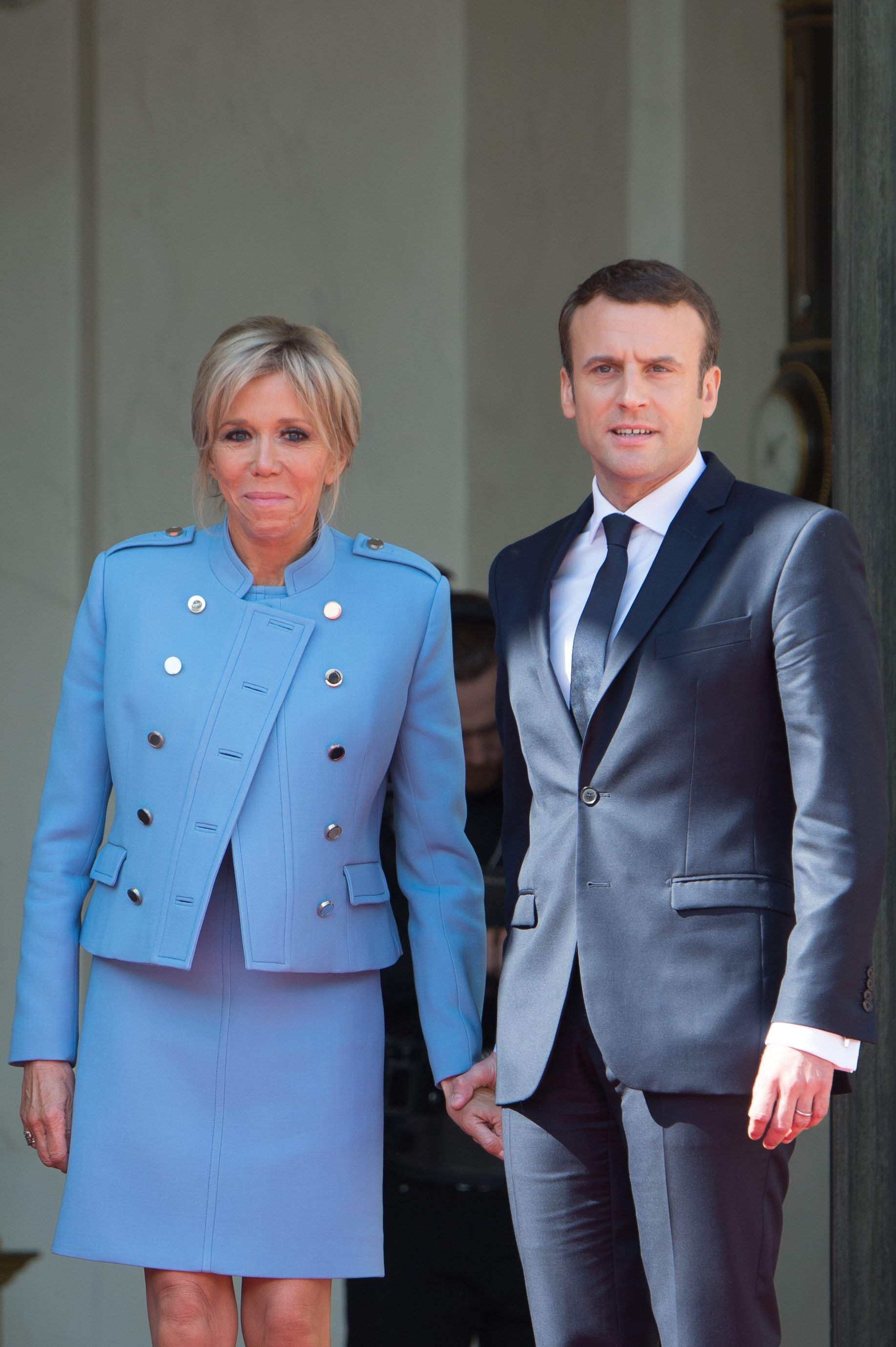 Le Président français Emmanuel Macron pose avec son épouse Brigitte Macron au Palais présidentiel de l'Elysée le 14 mai 2017 à Paris, France. | Photo : Getty Images