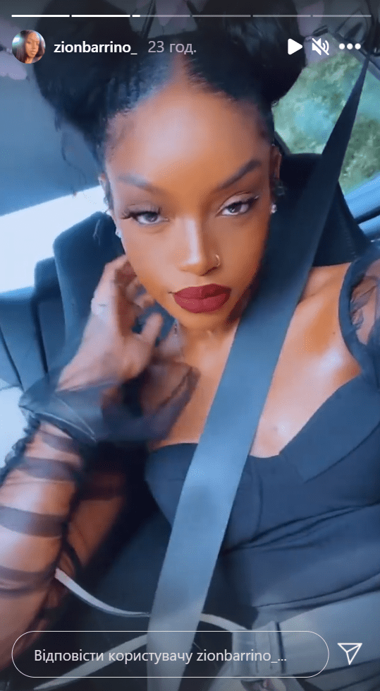 Fantasia Barrino's daughter, Zion Barrino in a car selfie showing off her hair puffs, nose piercing and red lips | Photo: Instagram/zionbarrino_