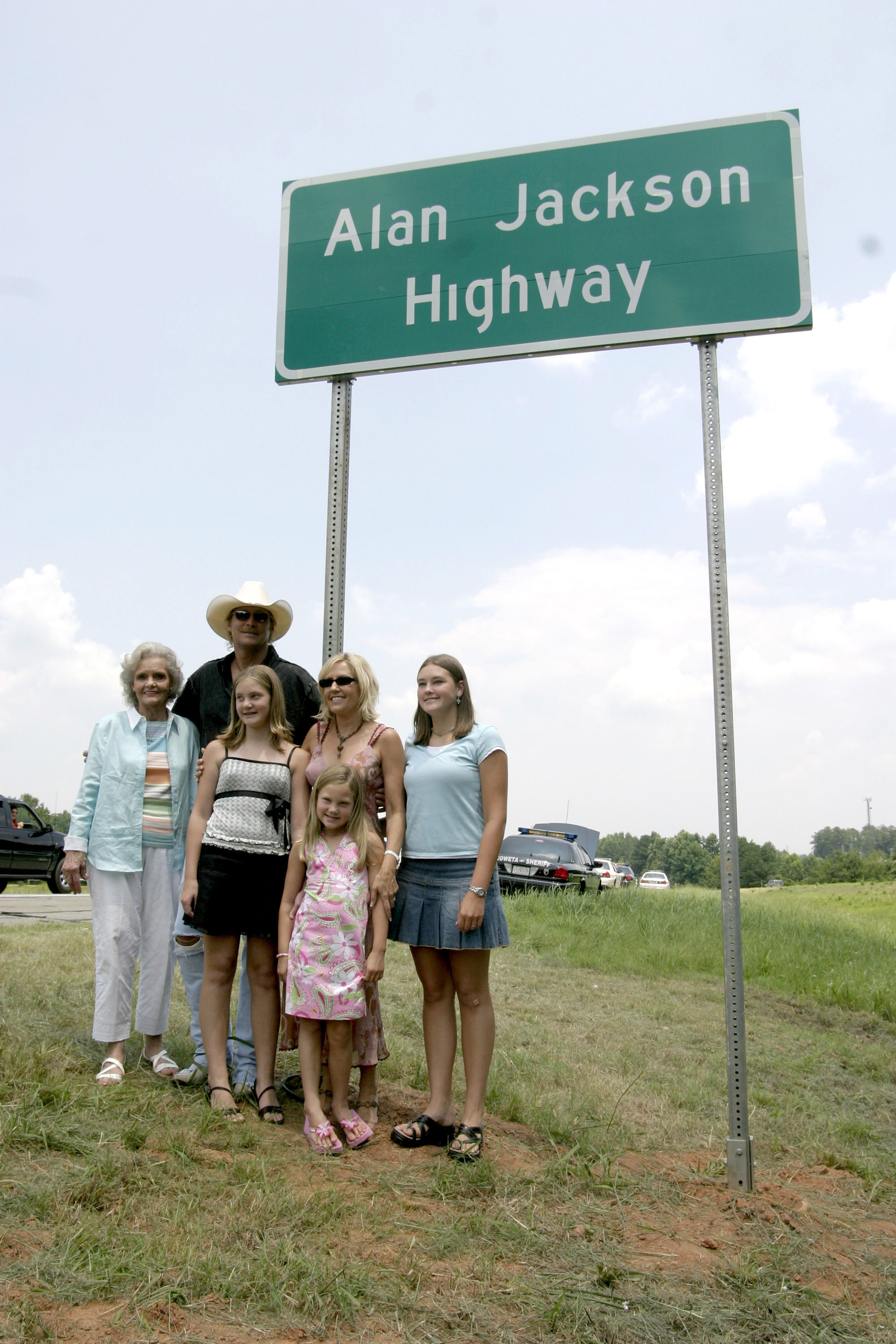 Ruth, Alan, Mattie, Denise, Dani, and Alexandra Jackson during the country singer's Dedication Ceremony for the Alan Jackson Highway in Newnan, Georgia, on July 9, 2004 | Source: Getty Images