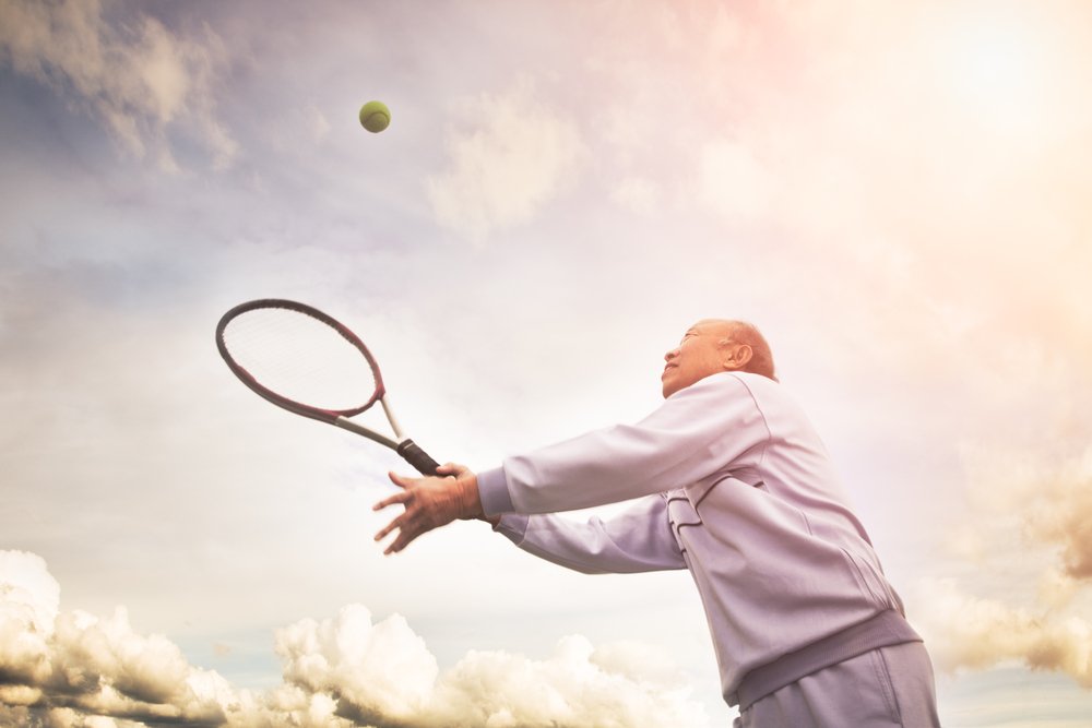 A photo of a senior man playing tennis. | Photo: Shutterstock.