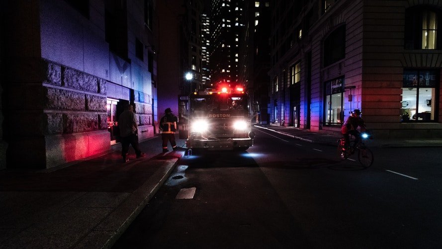 Voiture de pompier roulant dans la nuit | Photo / Unsplash 
