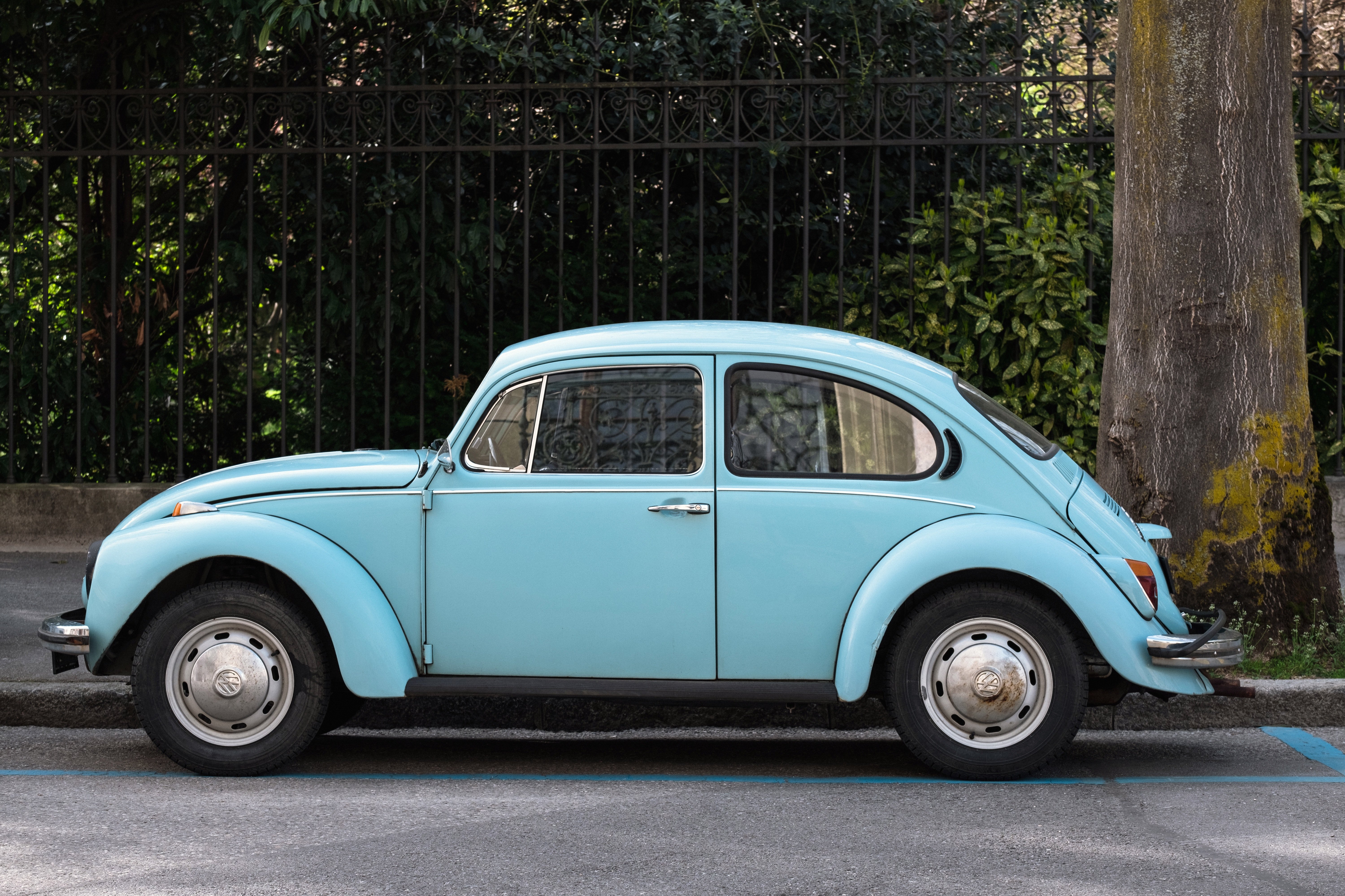 A blue Volkswagen Beetle. | Source: Samuel Zeller/Unsplash