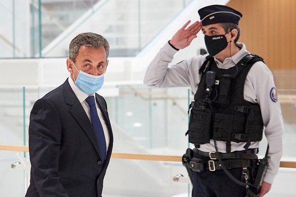 Nicolas Sarkozy quitte le tribunal après avoir été reconnu coupable|. |Photo : Getty Images