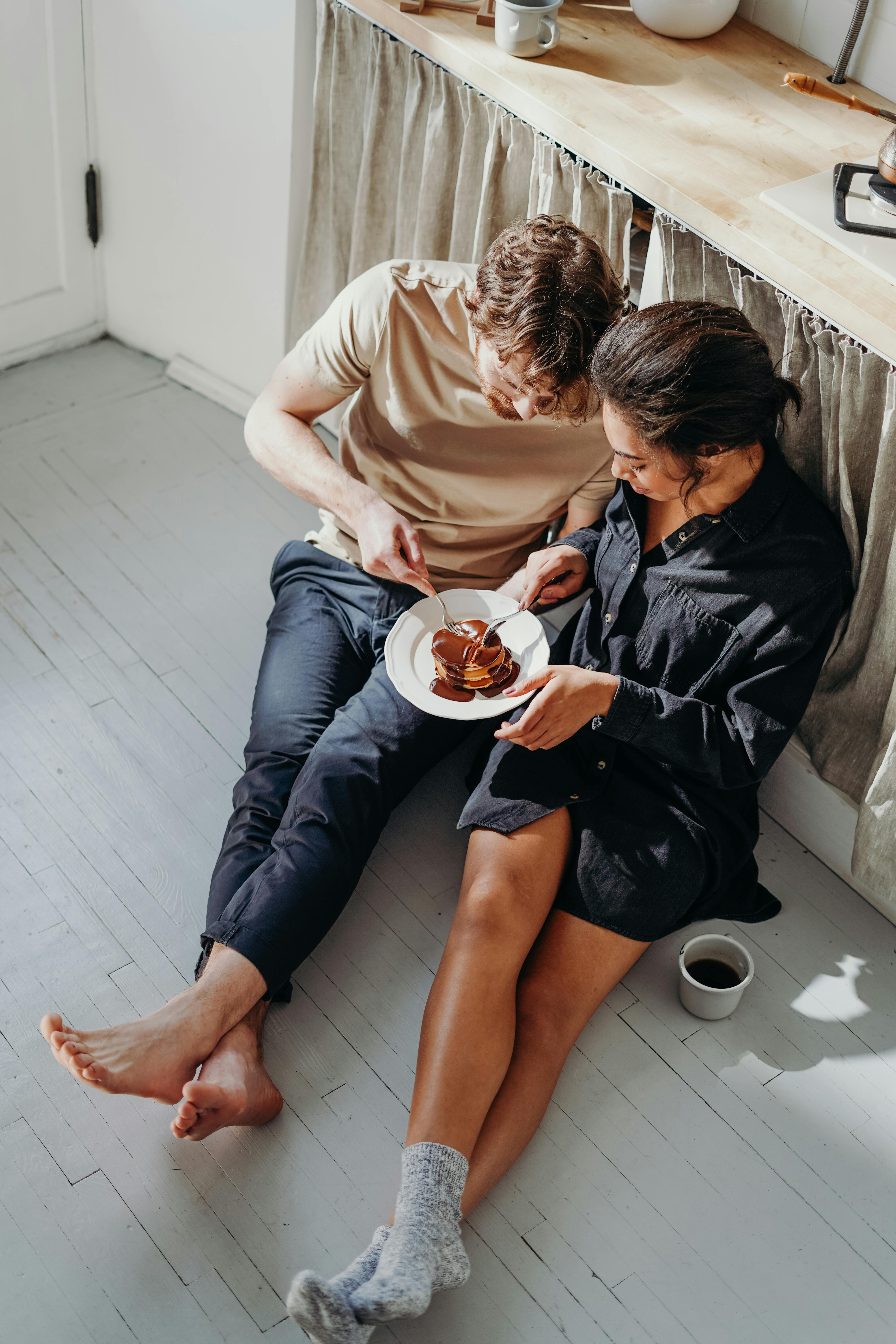 A man and woman enjoying a pancake breakfast together | Source: Pexels