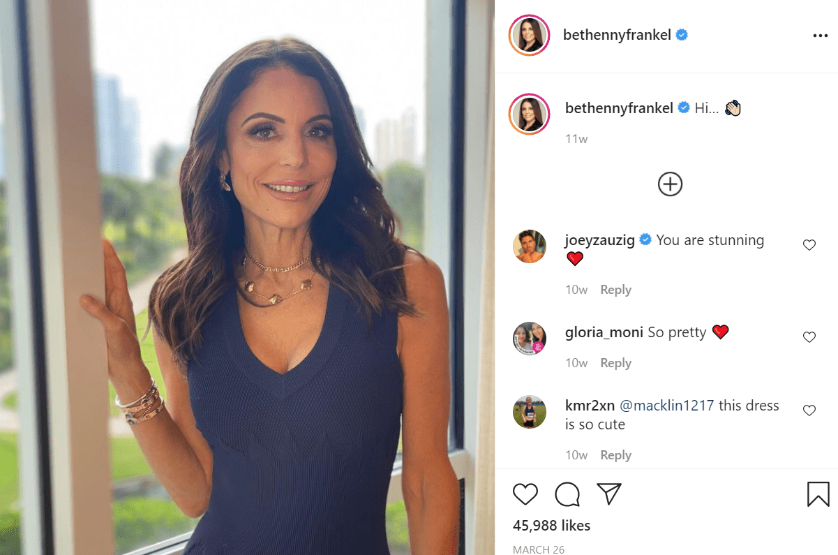 Pictured - Bethenny Frankel smiles in a tight fitted sleeveless top completed with a gold necklace | Source: Instagram/@bethennyfrankel 