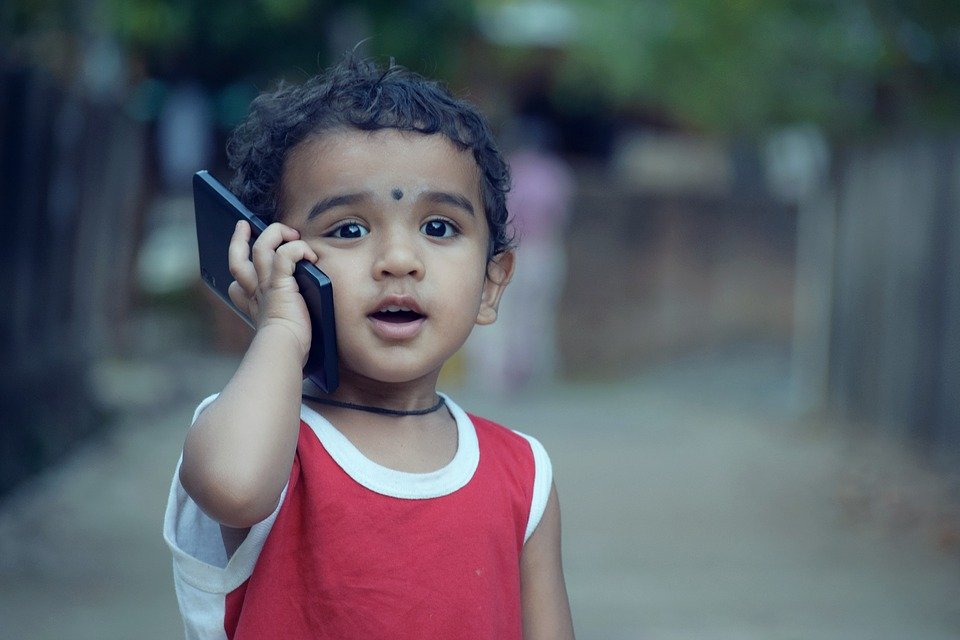 A little boy on the phone. | Photo: Pixabay