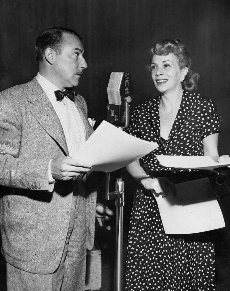 Gale Gordon et Bea Benaderet se produisant aux Green Acres de Granby en 1950. | Photo: Wikimedia Commons Gale Gordon et Bea Benaderet se produisant aux Green Acres de Granby en 1950. | Photo: Wikimedia Commons