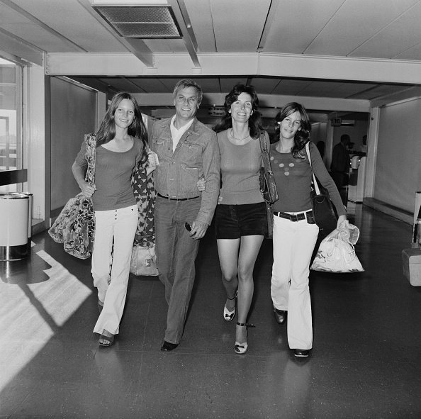 Tony Curtis avec son épouse Leslie et ses filles Kelly et Jamie Lee à l'aéroport de Londres, au Royaume-Uni, le 27 août 1971. | Photo: Getty Images