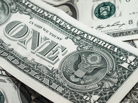 Close up of a $1 bill |  Source: Pixabay