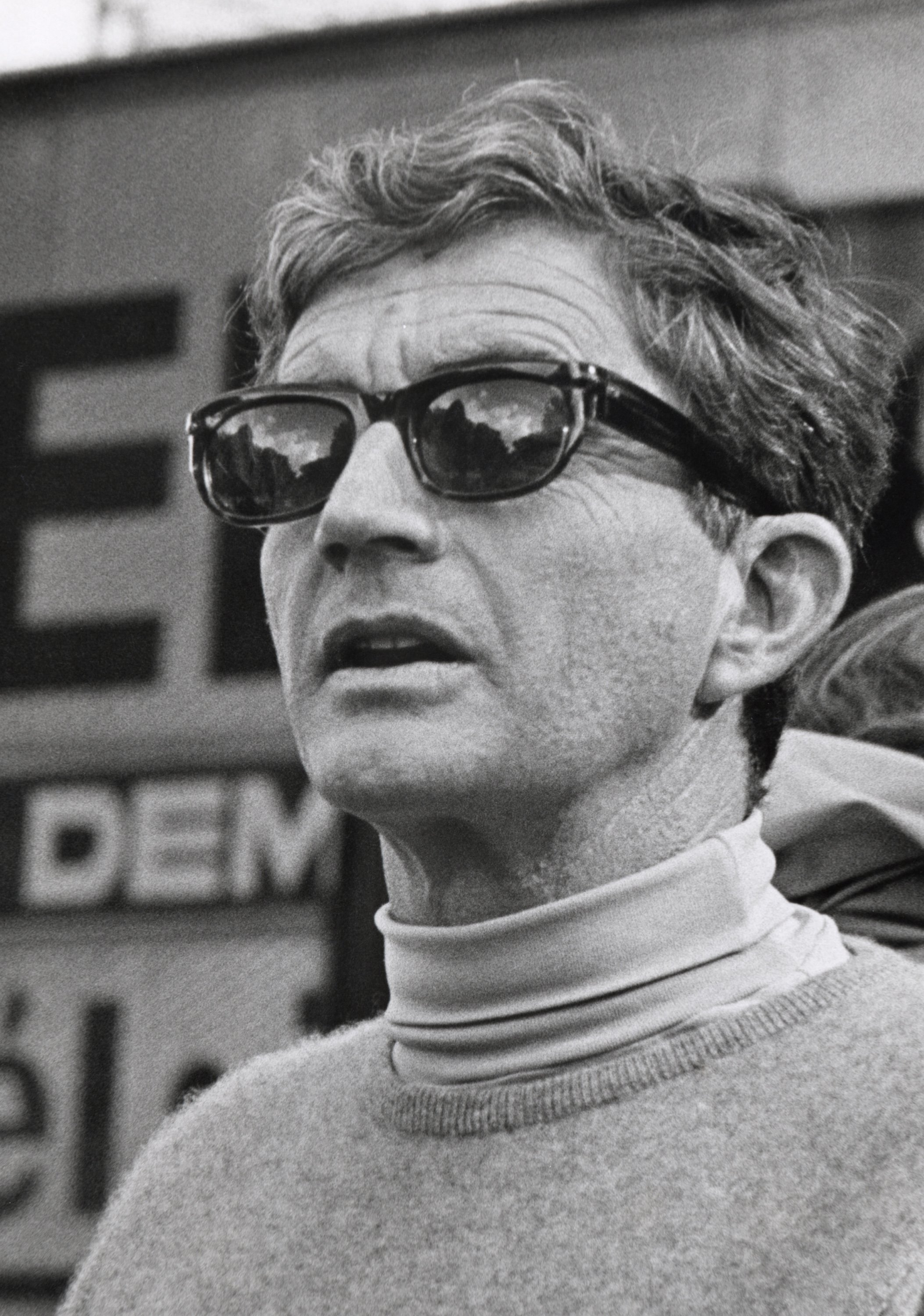Blake Edwards at a Democratic rally on January 1, 1970. | Source: Ron Galella/Ron Galella Collection/Getty Images