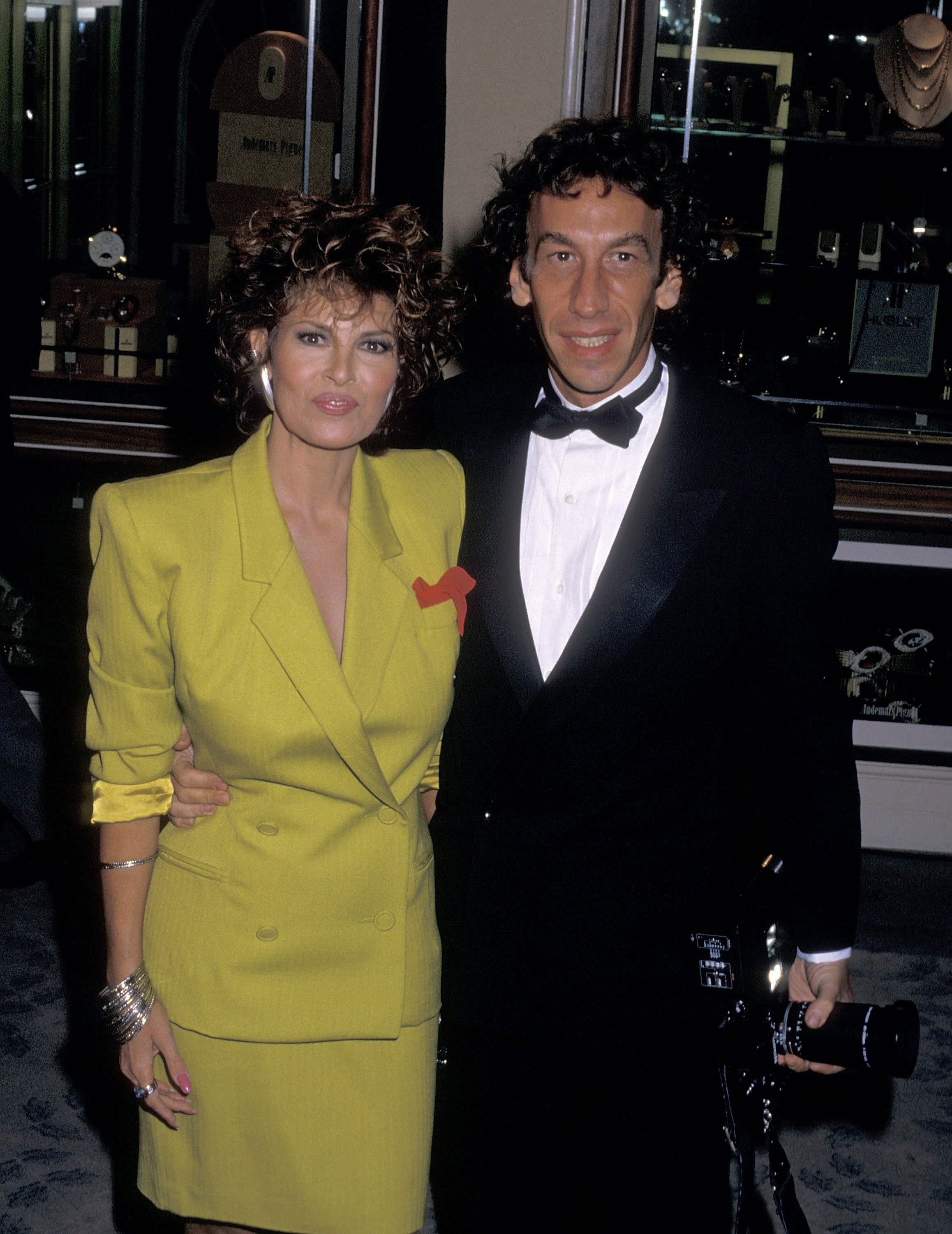 Actress Raquel Welch and husband Andre Weinfeld at the 45th Annual Golden Globe Awards on January 23, 1988 at Beverly Hilton Hotel in Beverly Hills, California. | Source: Getty Images