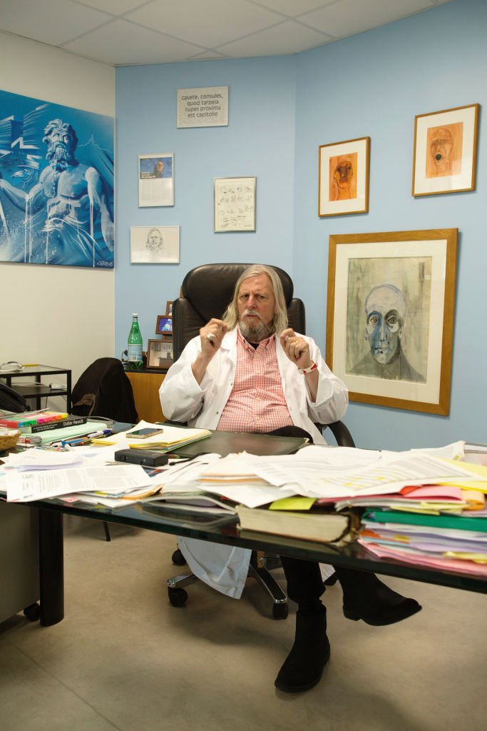 Le professeur Didier Raoult dans son bureau. | Photo : Getty Images