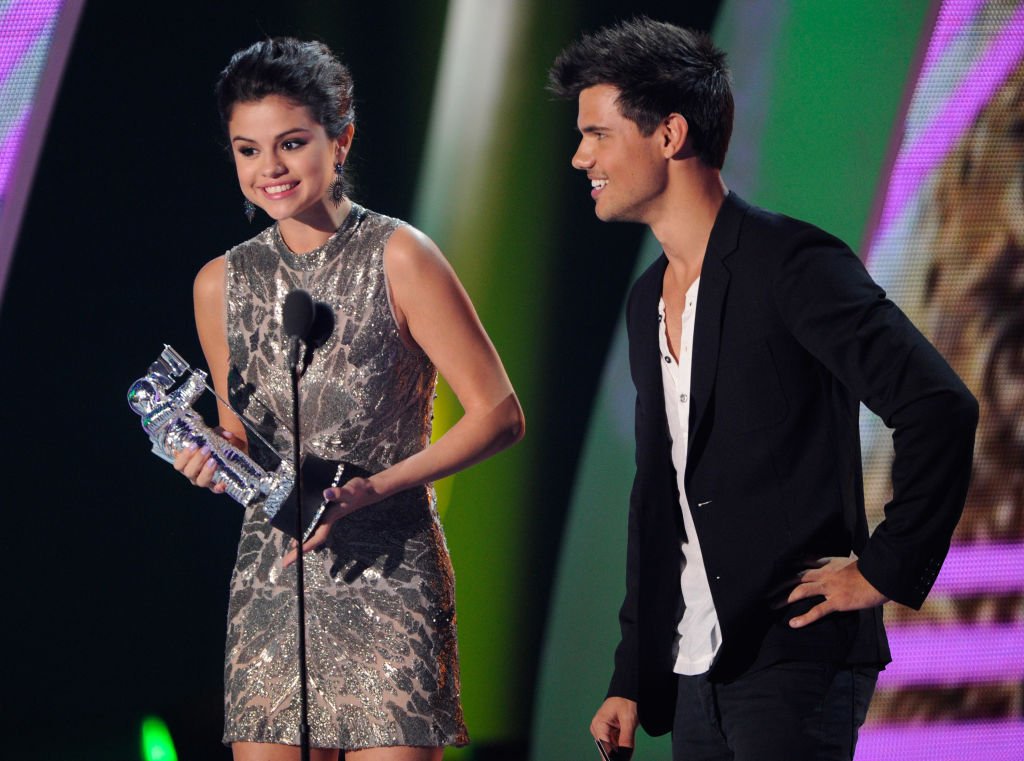 Selena Gomez und Taylor Lautner sprechen auf der Bühne bei den 28. jährlichen MTV Video Music Awards im Nokia Theatre L.A. LIVE am 28. August 2011 in Los Angeles, Kalifornien. (Foto von Kevin Mazur / WireImage) I Quelle: Getty Images