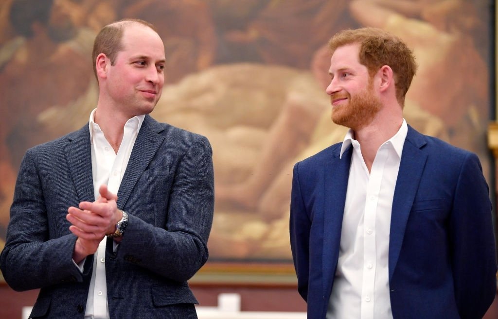 Le prince William et le prince Harry assistent à l'inauguration du centre sportif Greenhouse, le 26 avril 2018 à Londres, au Royaume-Uni. | Photo : Getty Images