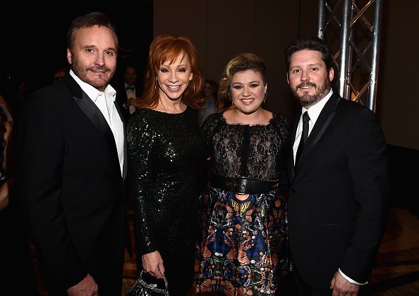 Narvel Blackstock, singers Reba McEntire, Kelly Clarkson and Brandon Blackstock attend Muhammad Ali's Celebrity Fight Night XXI at the JW Marriott Phoenix Desert Ridge Resort & Spa on March 28, 2015, in Phoenix, Arizona. | Source: Getty Images.