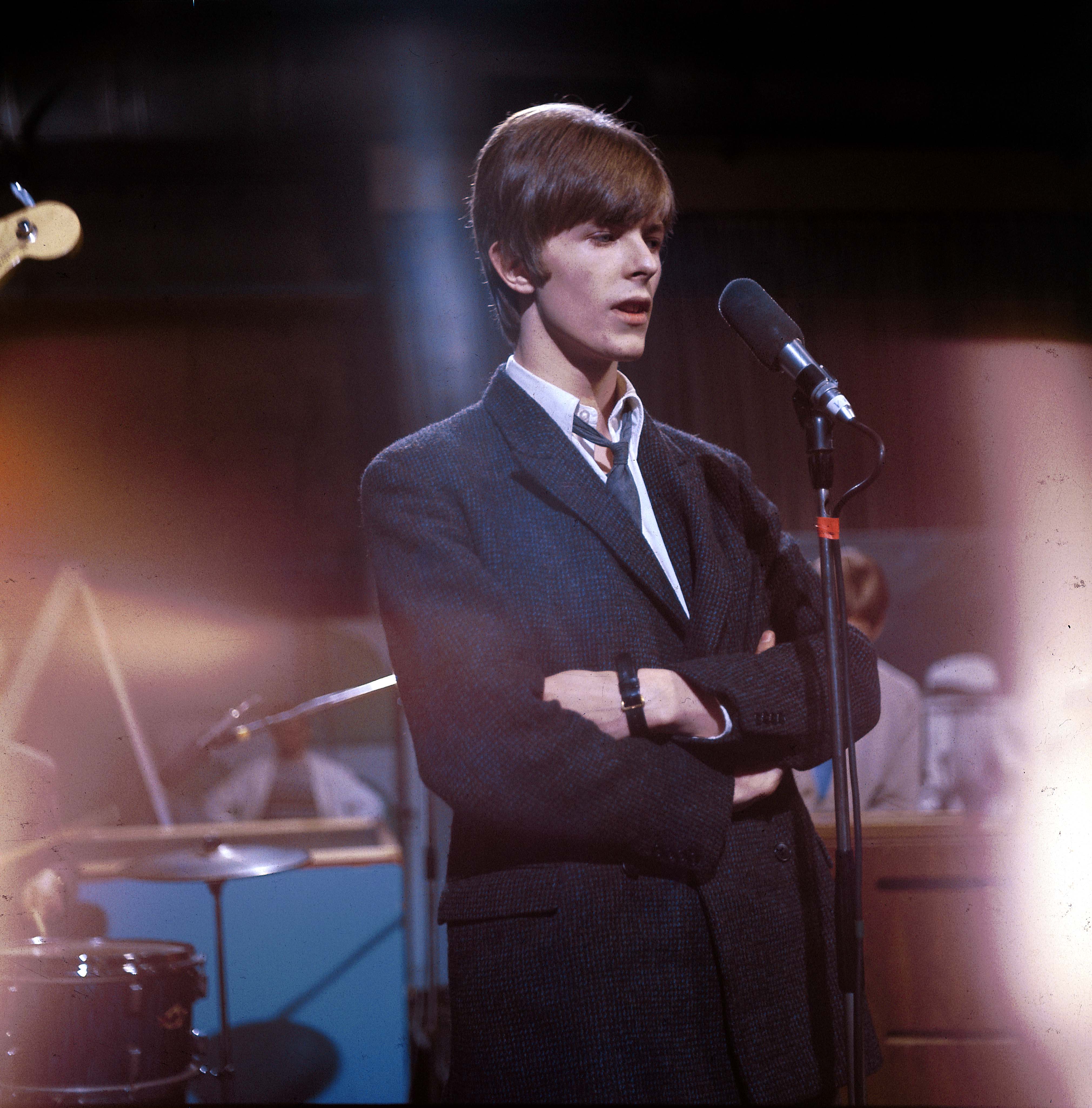 David Bowie performs in March 1966 | Source: Getty Images