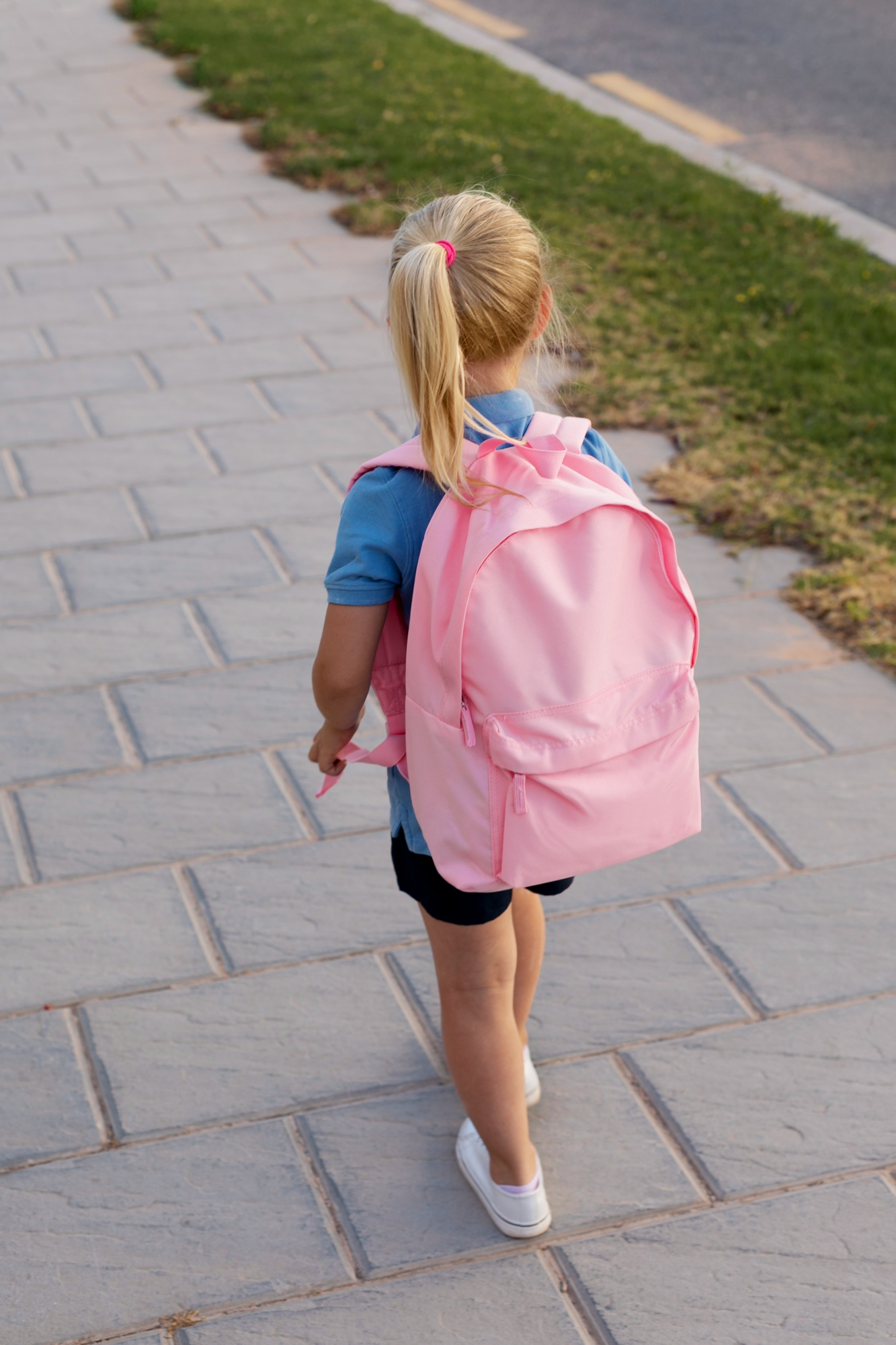 A little girl with a pink backpack | Source: Freepik