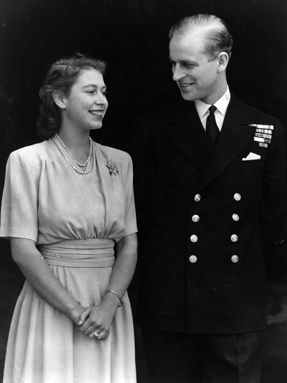 1947 : la princesse Elizabeth et Philip Mountbatten, duc d'Édimbourg, à l'occasion de leurs fiançailles au palais de Buckingham à Londres. | Photo : Getty Images
