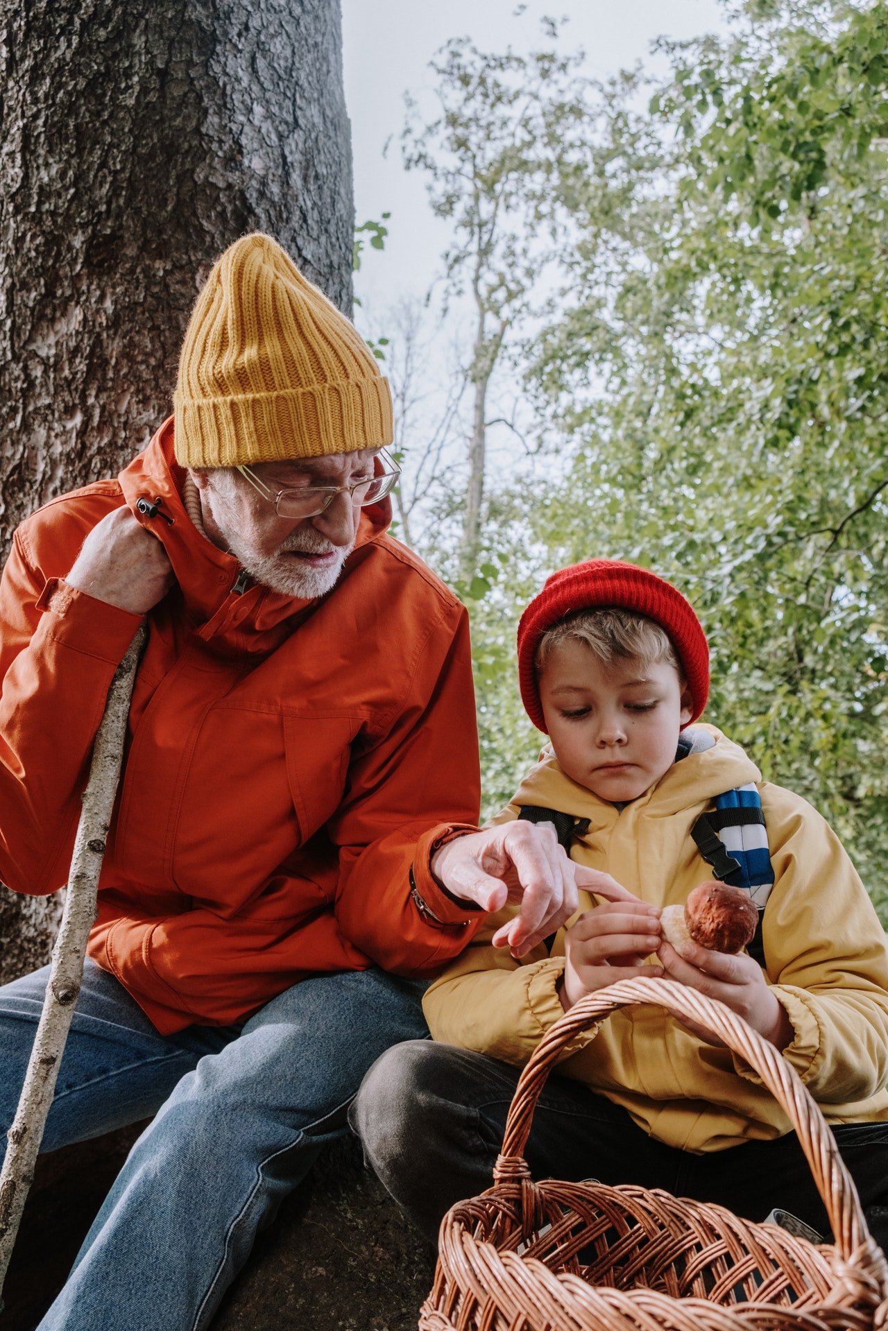 Un anciano habla con un niño pequeño. | Foto: Pexels