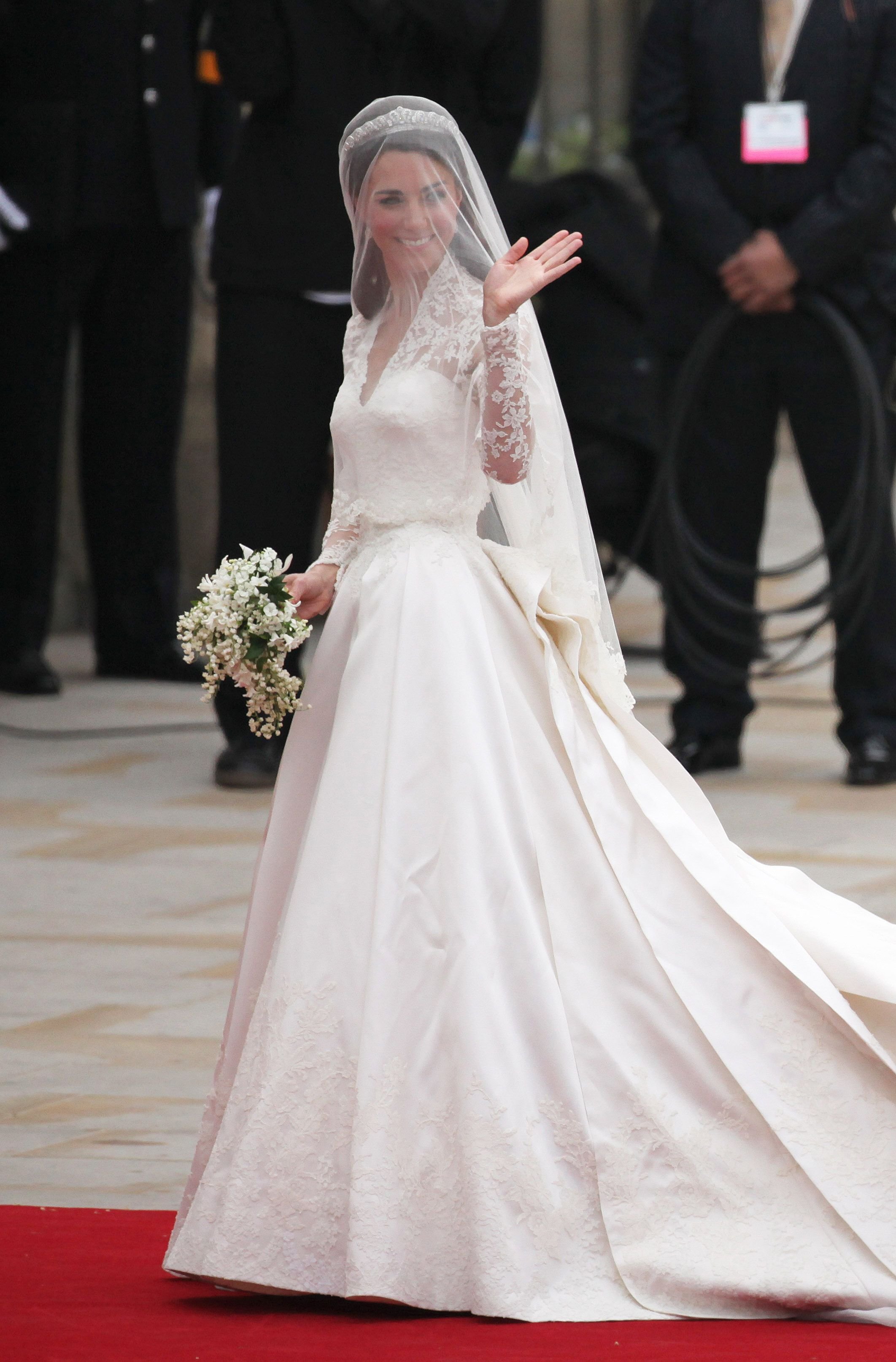 Catherine Middleton waves to the crowds as she arrives at Westminster Abbey on April 29, 2011, in London, England | Photo: Paul Rogers - WPA Pool/Getty Images