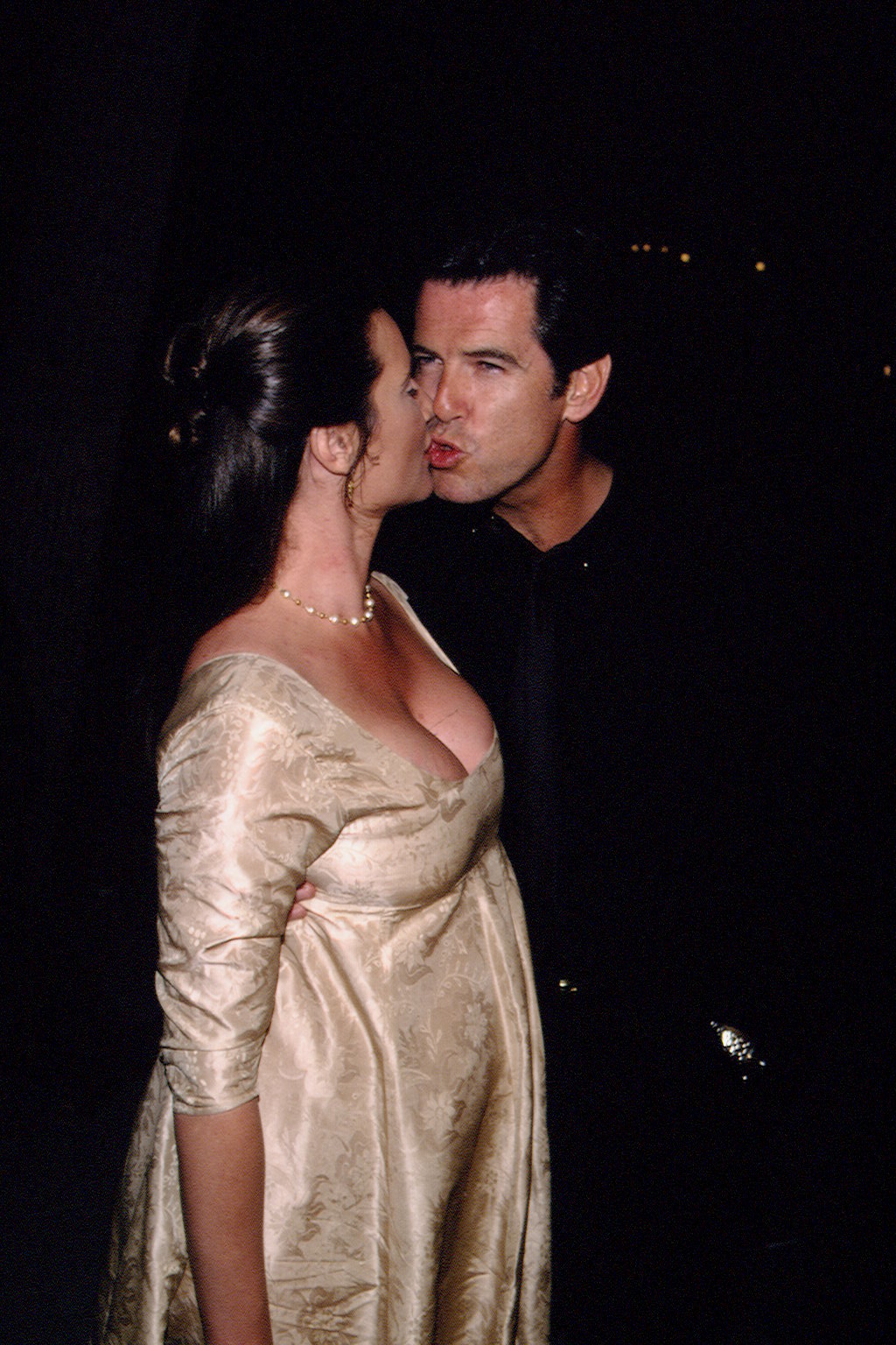 Pierce Brosnan und Keely Shaye Smith bei der Vorführung von "Michael Collins" am 8. Oktober 1996 | Quelle: Getty Images