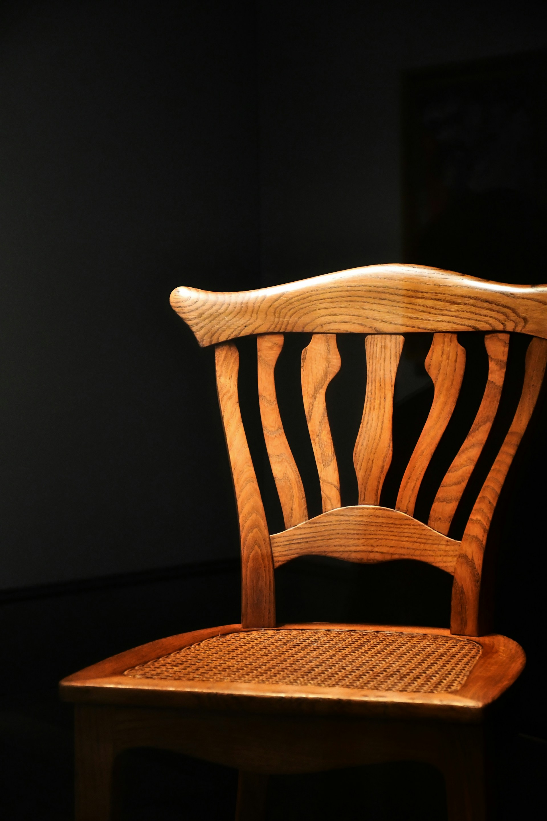 An empty wooden chair | Source: Unsplash