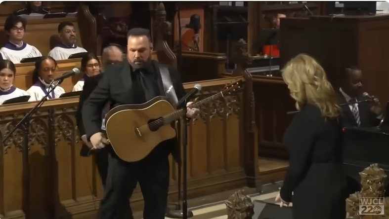 Garth Brooks and Trisha Yearwood perform "Imagine" at a tribute service for former US president Jimmy Carter | Source: Youtube/@WJCLNews