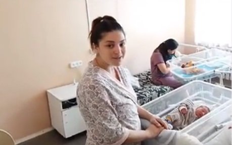 Liliya, mother who gave birth to twins 11 weeks apart.| Photo: YouTube/BreakingNews Channel.