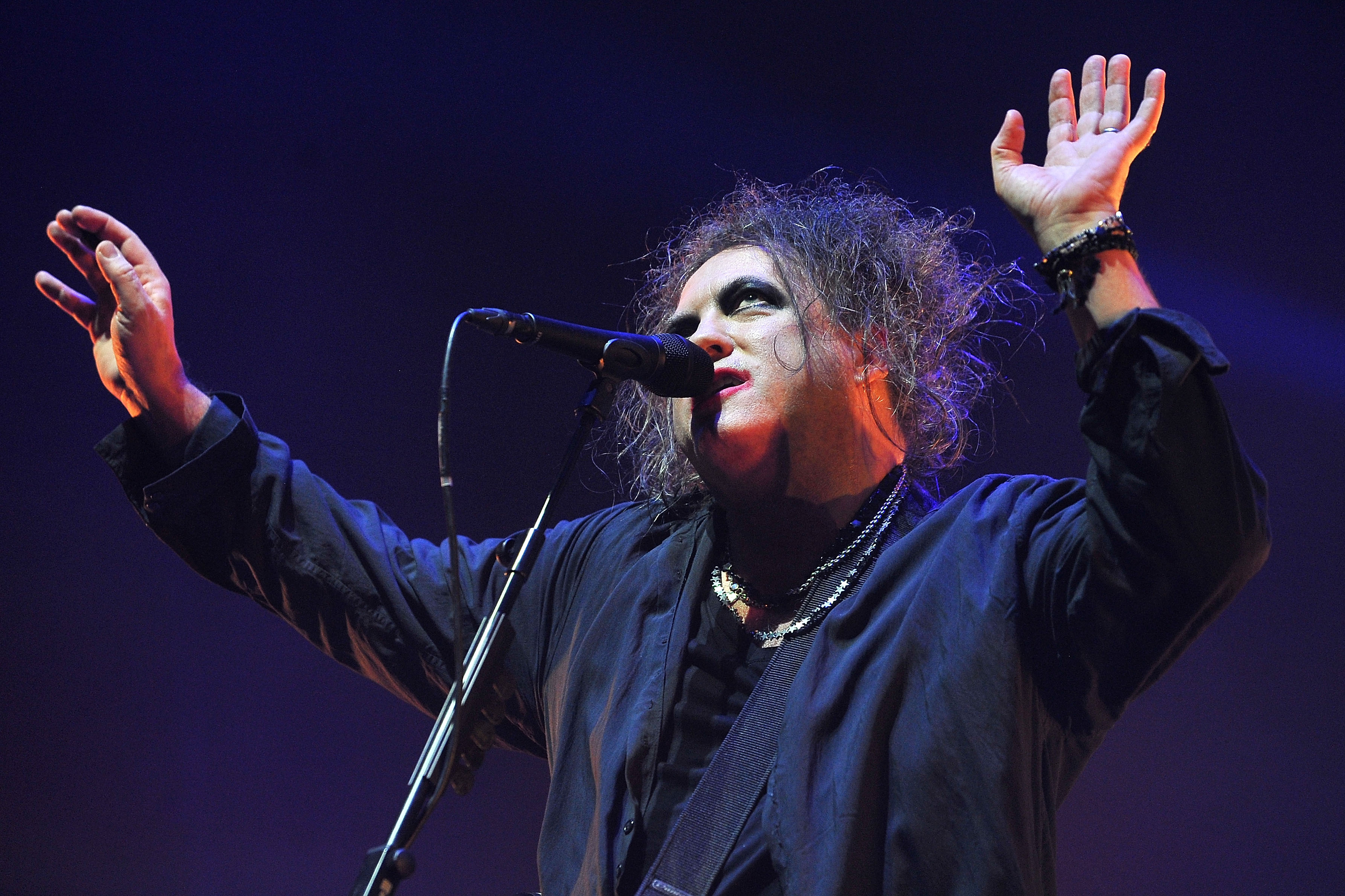 Robert Smith of The Cure performs live on stage at Wembley Arena on December 1, 2016, in London, England. | Source: Getty Images