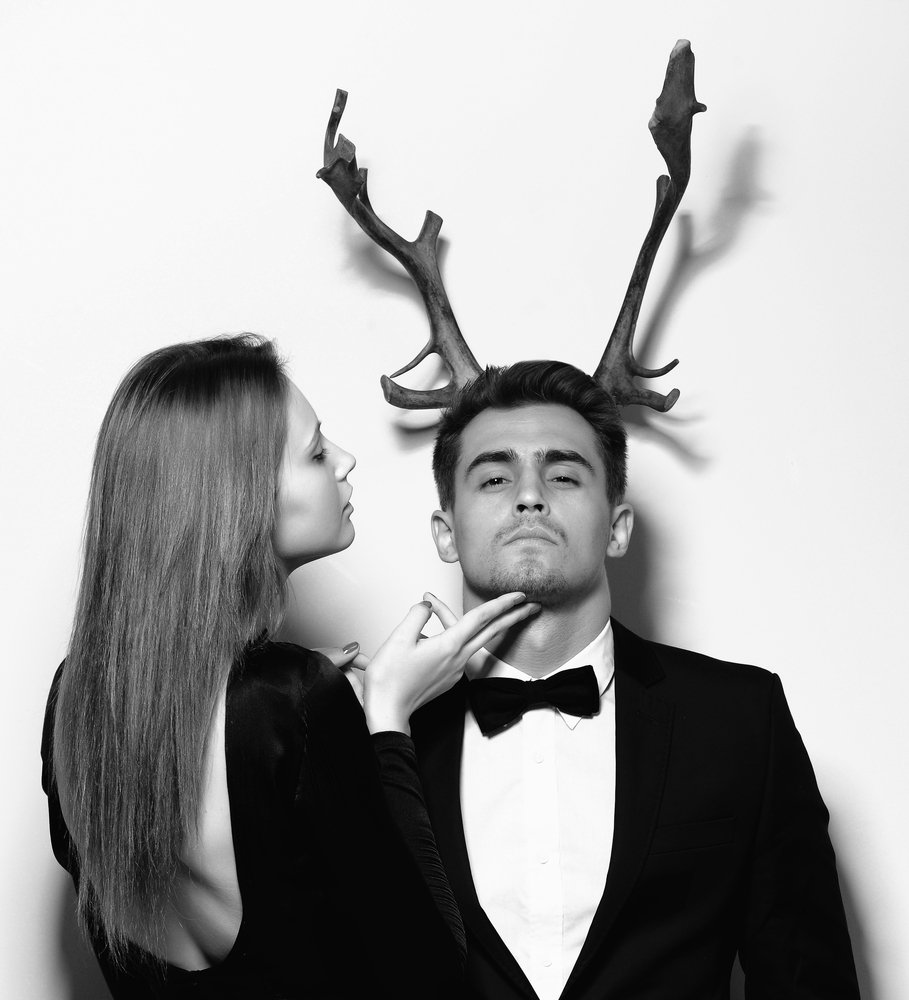 Mujer infiel con novio cornudo en blanco y negro. | Foto: Shutterstock Mujer infiel con novio cornudo en blanco y negro. | Foto: Shutterstock
