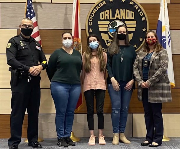 Carvalho recibe un homenaje por su heroica labor. | Foto: Captura de Facebook/Orlando Police Department