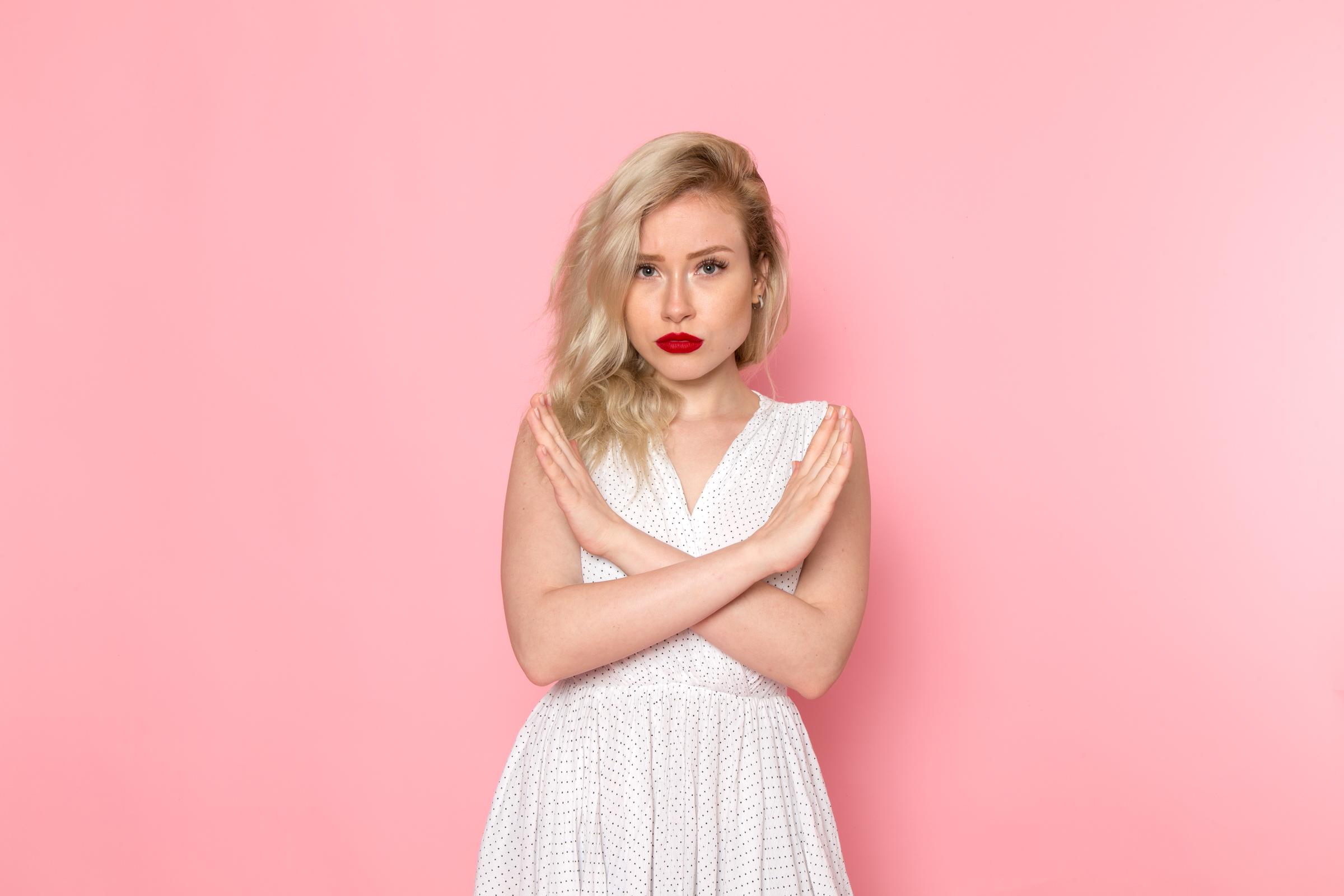 An angry bride against a pink backdrop | Source: Freepik