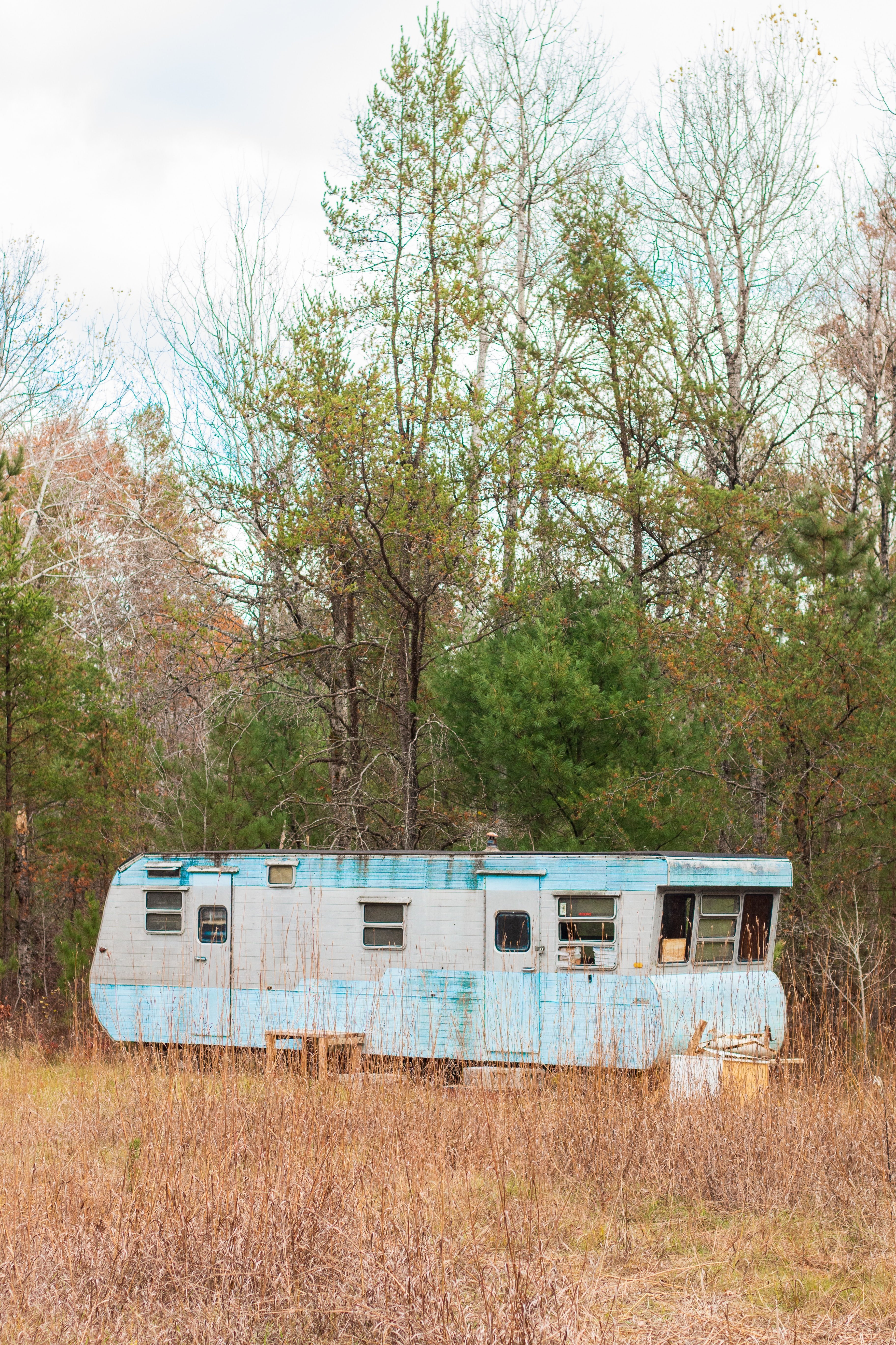 A mobile home in the woods | Source: Unsplash.com