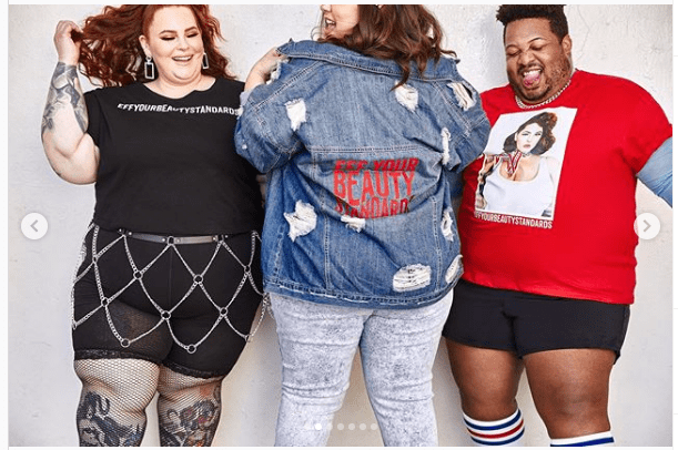 Tess Holliday looking stylish in a denim jacket posing alongside two other models. | Photo: Instagram/Tessholiday