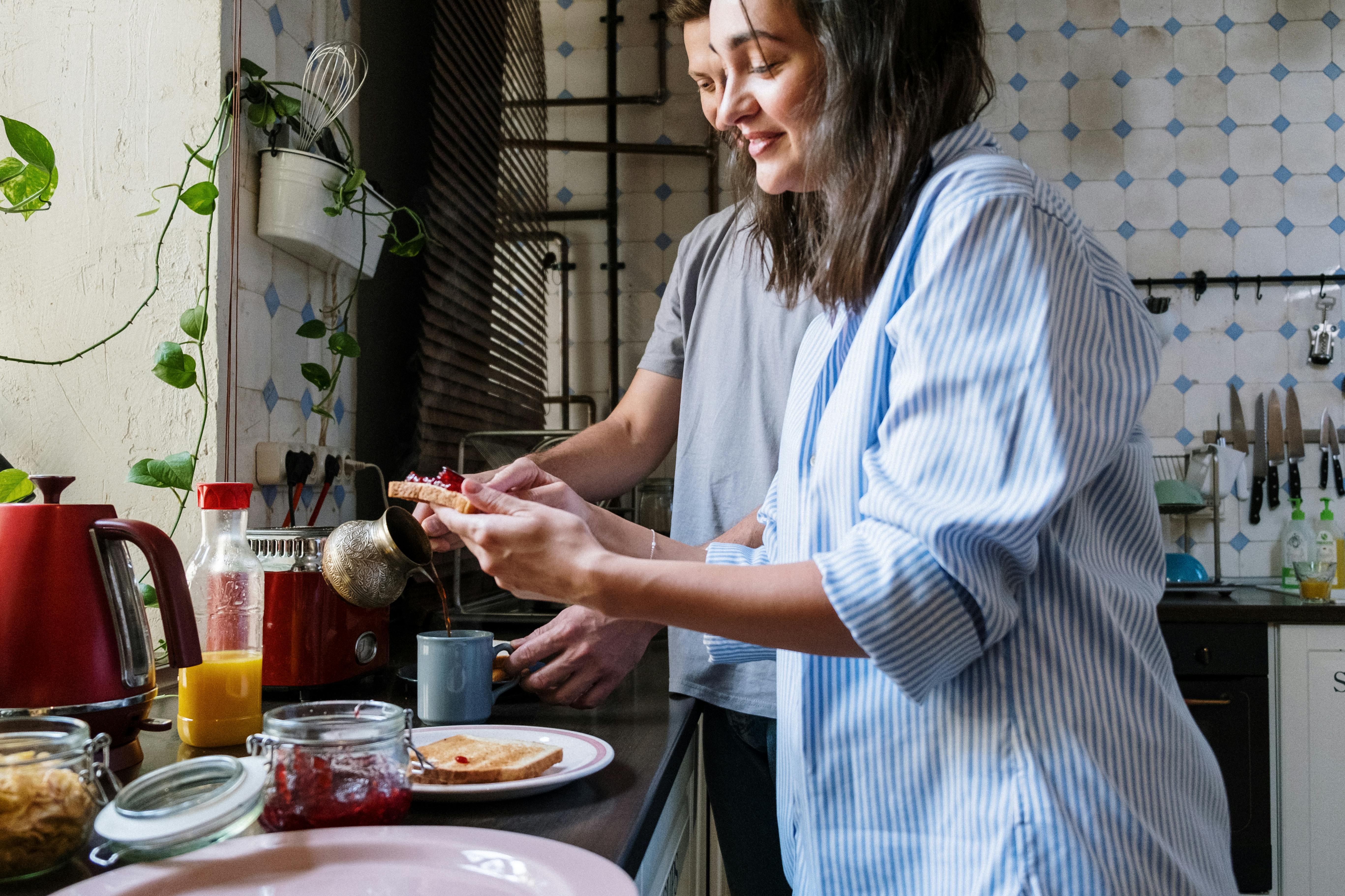 A happy couple in the kitchen | Source: Pexels