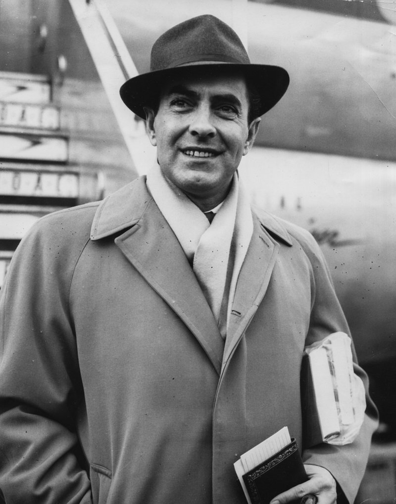 Tyrone Power at London Airport, England, in January 1956 | Photo: Getty Images