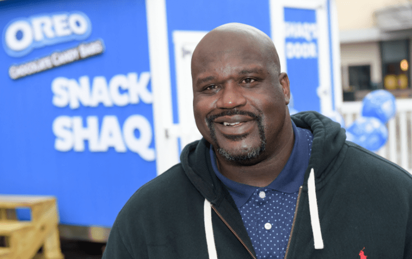 Shaquille ONeal giving out OREO Chocolate Candy Bar on March 6, 2018 in Atlanta, Georgia. | Photo: Getty Images