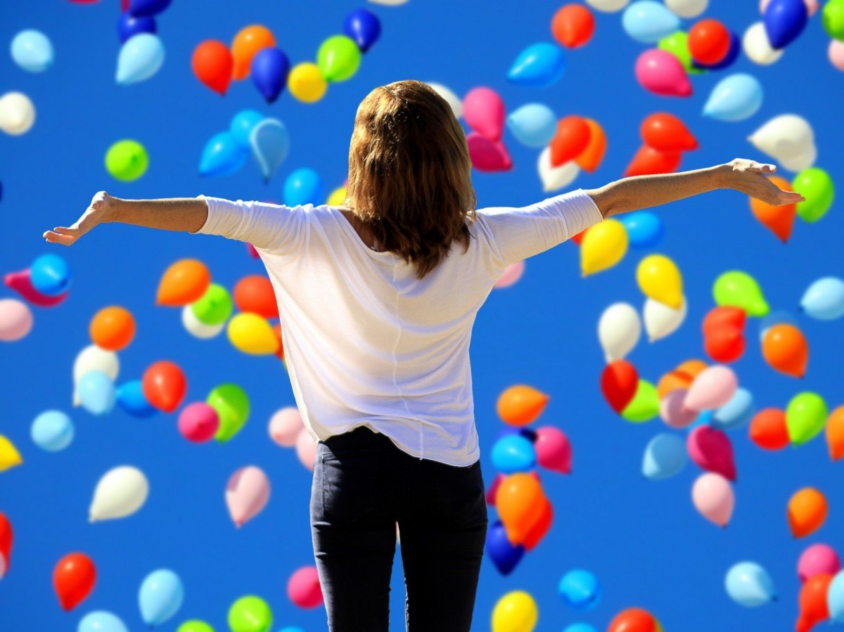 Mujer observando los globos.| Imagen: PxHere Mujer observando los globos.| Imagen: PxHere