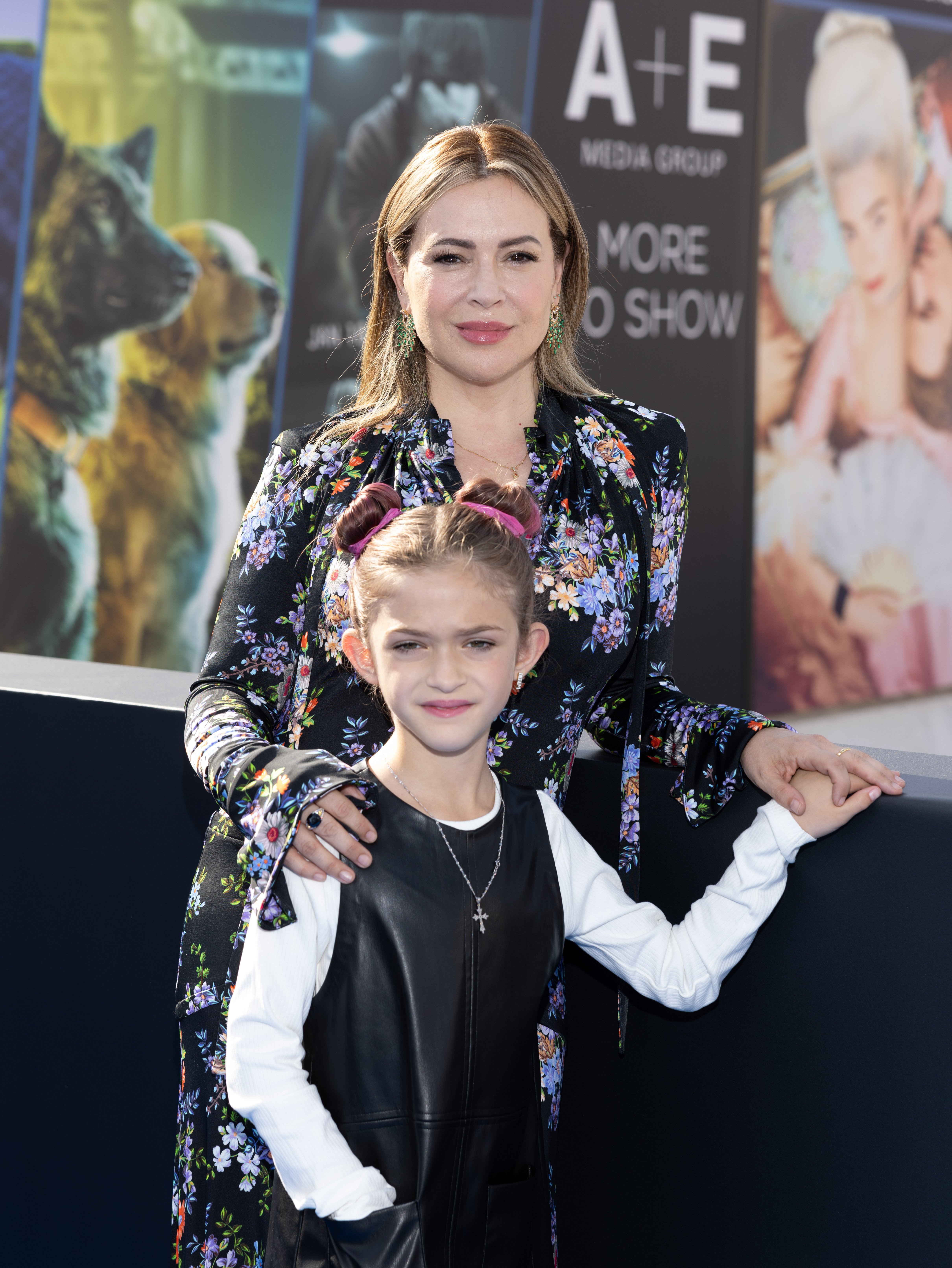 Alyssa Milano and her daughter Elizabella Dylan Bugliari attend "The Hollywood Reporter Women In Global Entertainment Lunch" Photocall on October 17, 2022, in Cannes, France. | Source: Getty Images