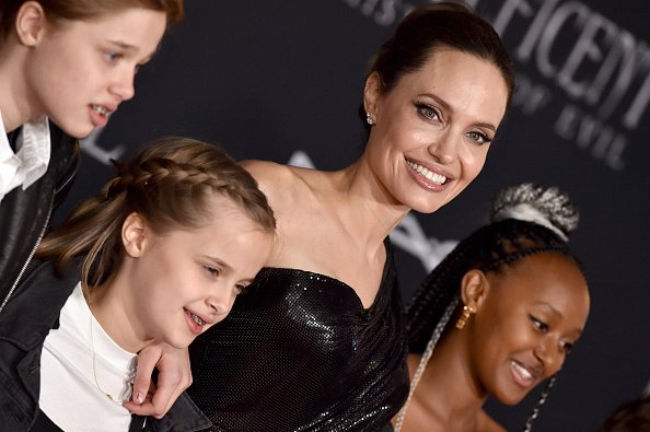 Shiloh Nouvel Jolie-Pitt, Vivienne Marcheline Jolie-Pitt, Angelina Jolie y Zahara Marley Jolie-Pitt asisten al estreno mundial de "Maléfica: Señora del mal" de Disney en septiembre de 2019 en Los Ángeles, California. | Foto: Getty Images
