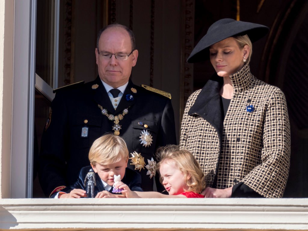 Le prince Albert II de Monaco, sa femme Charlène Wittstock et leurs deux enfants | photo : Getty Images
