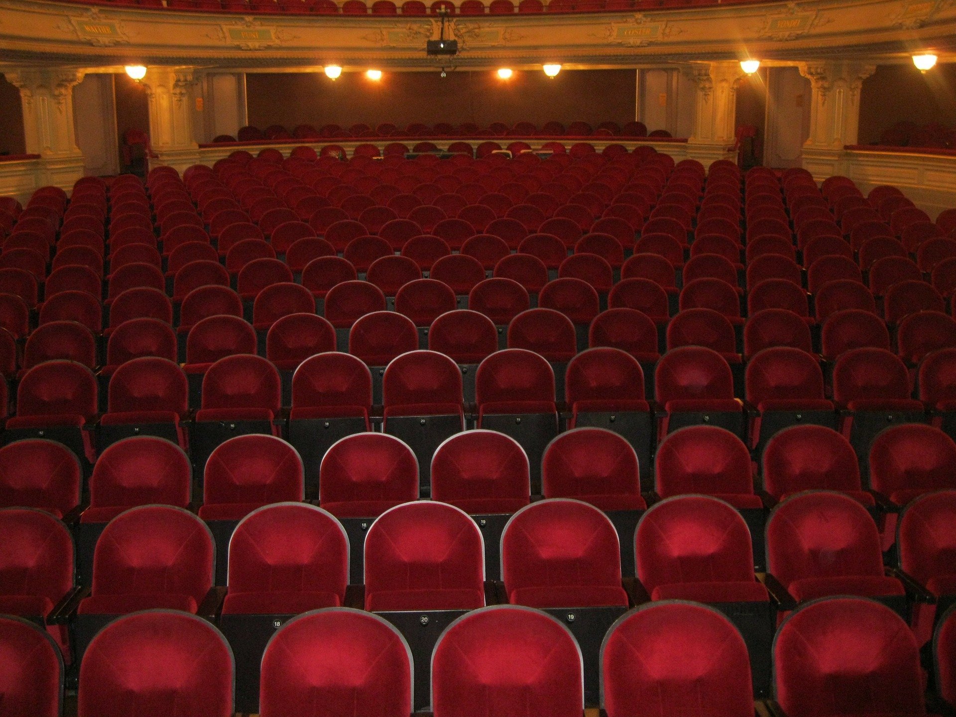 A theater of empty seats. | Photo: Pixabay